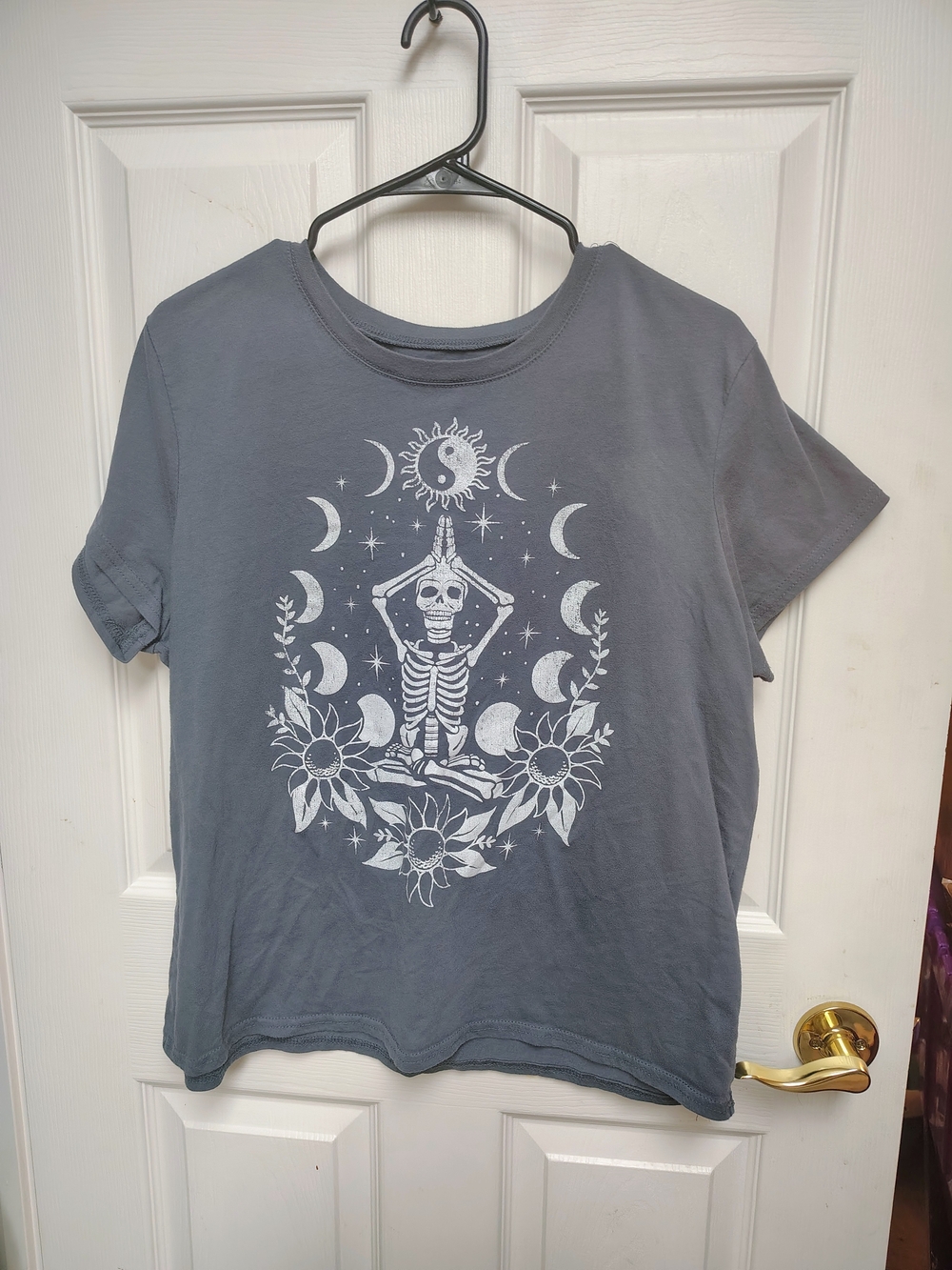 Wound Up Gray Short Sleeve Skeleton Yoga Graphic Tee
